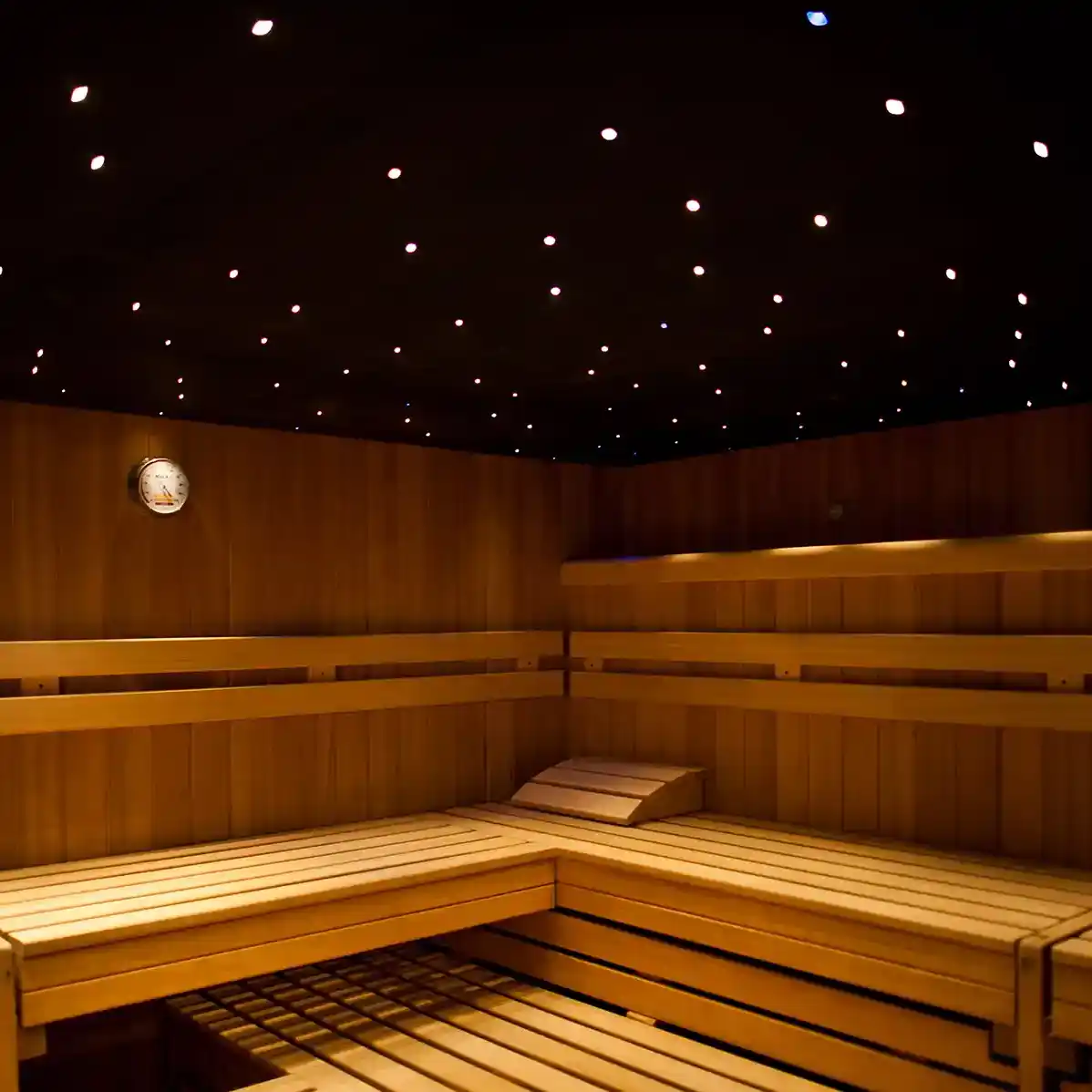 Tepidarium mit Sternenhimmel-Decke und Holzliegen für milde Wärme im Wellnessbereich bei Heilbronn