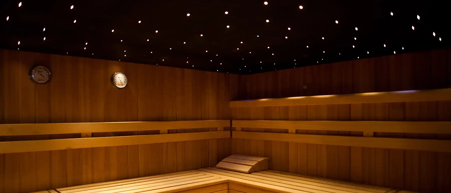 Tepidarium mit Sternenhimmel-Decke und Holzliegen für milde Wärme im Wellnessbereich bei Heilbronn