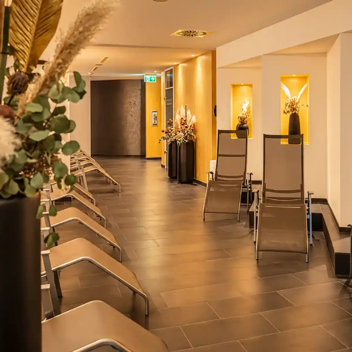 Ruhebereich mit Relaxliegen und beleuchteten Wandnischen im Wellness- und Spa-Bereich der ALTE ZIEGELEI bei Heilbronn