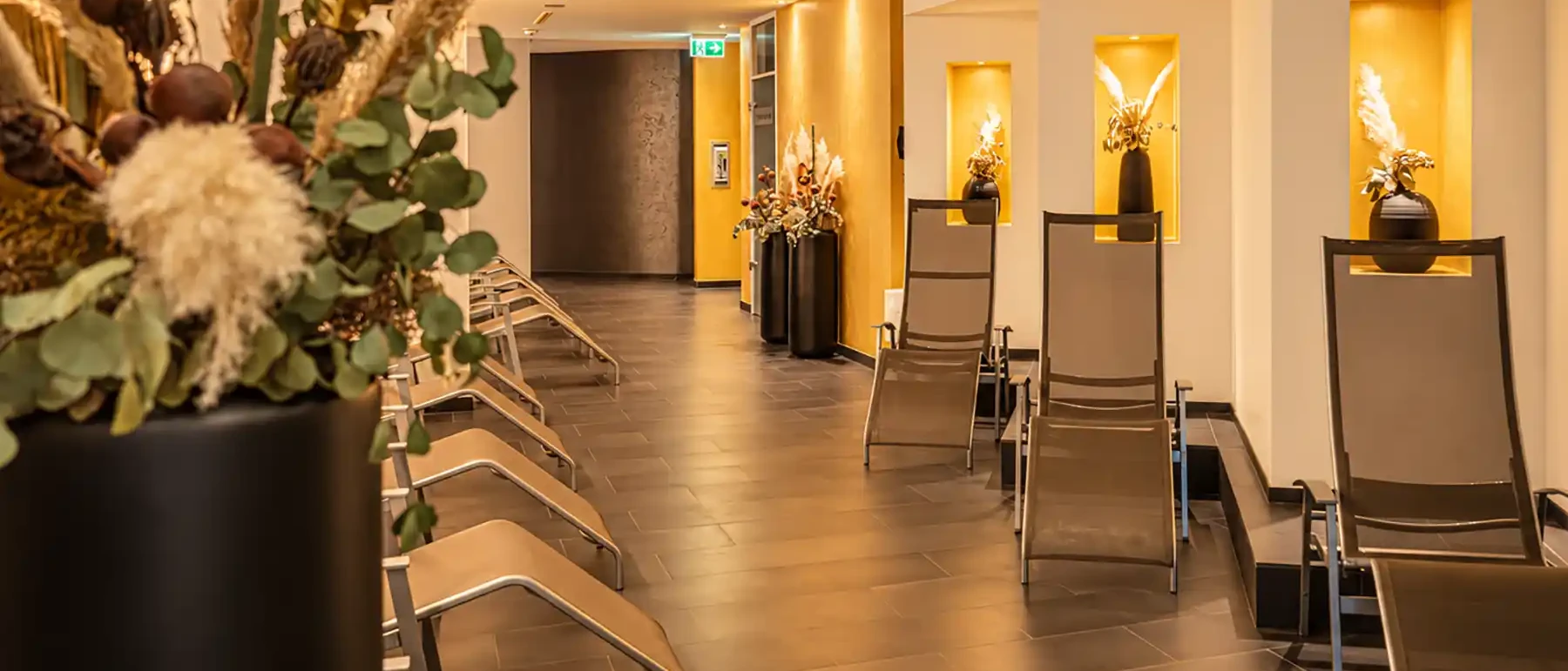 Ruhebereich mit Relaxliegen und beleuchteten Wandnischen im Wellness- und Spa-Bereich der ALTE ZIEGELEI bei Heilbronn