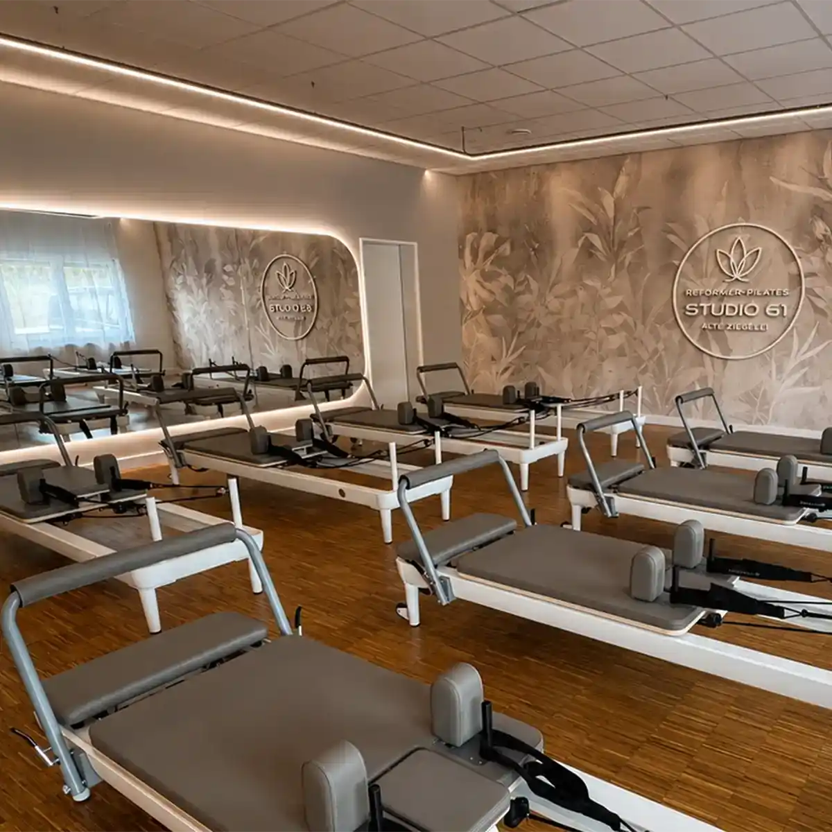 Reformer-Pilates-Raum mit zehn Geräten – Kleingruppen mit maximal zehn Personen