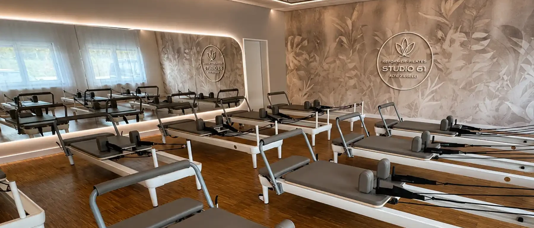Reformer-Pilates-Raum mit zehn Geräten – Kleingruppen mit maximal zehn Personen