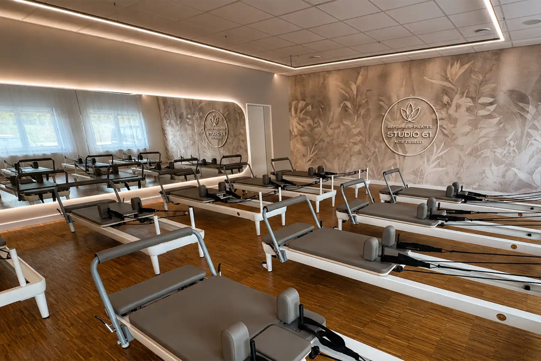 Reformer-Pilates-Raum mit zehn Geräten – Kleingruppen mit maximal zehn Personen