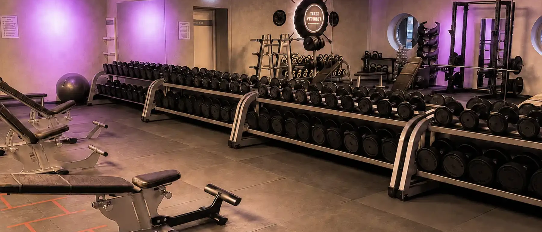 Freihantelbereich mit Squat Racks, Kurzhanteln und Kettlebells für Krafttraining und Muskelaufbau in Lauffen