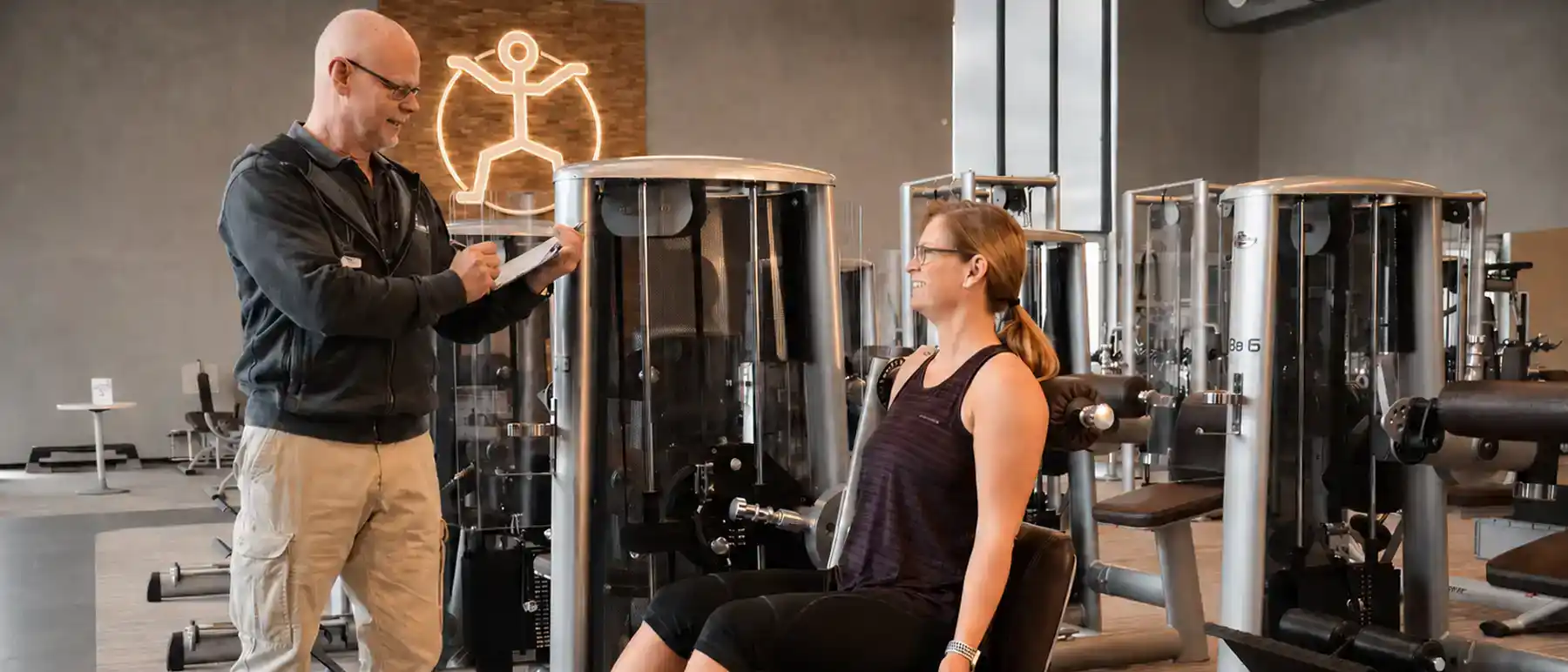 Betreutes Rückentraining an einem Kraftgerät im Fitnessstudio ALTE ZIEGELEI in Lauffen bei Heilbronn